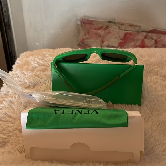 BOTTEGA Green Sunglasses NWT unboxed but will come with box too - Picture 4 of 9
